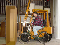 箱を立てれば自転車に乗った人よりも大きい箱を保有しております。