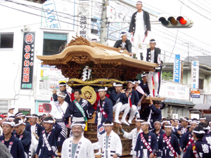 地車は大勢の人でひっぱり動かします